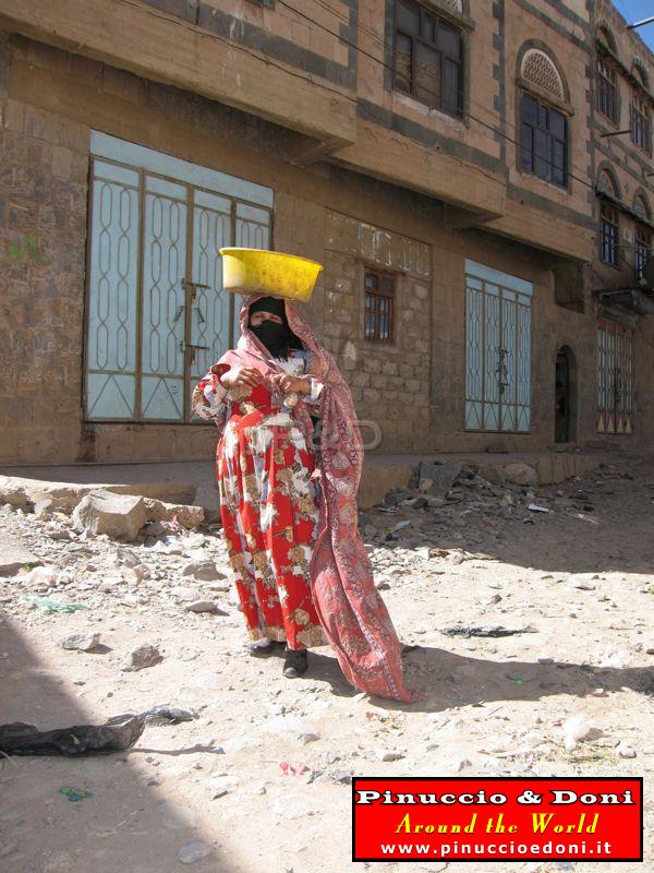 Yemen - Shibam (Woman).jpg